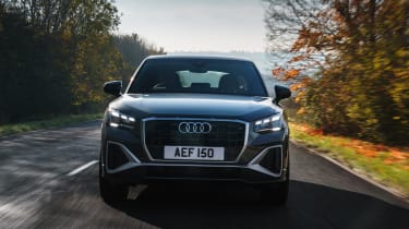 Audi Q2 на дороге